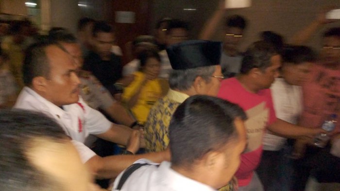 Heboh...! Didesak Massa Warga, Ketua DPRD Sumut Kabur Meninggalkan Gedung Dewan