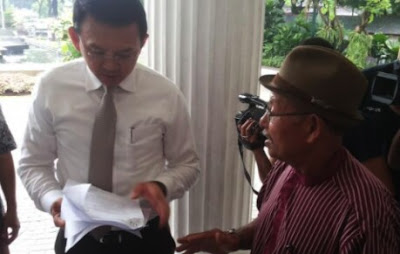 Ahok Marah Karena Orang ini Acungkan Salam Dua Jari