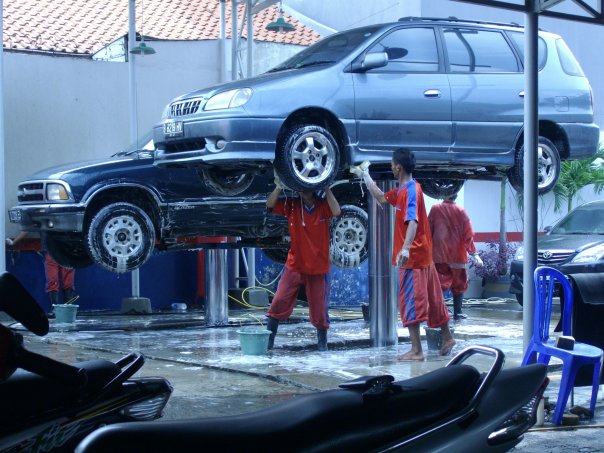 Peluang bisnis paling menguntungkan saat Jakarta Banjir + ngakak