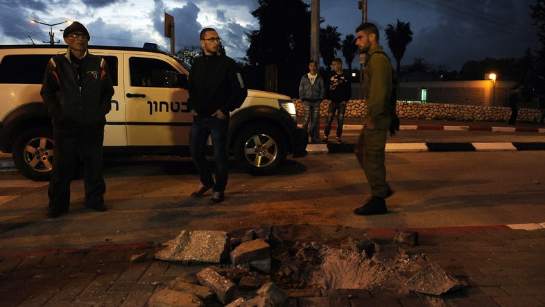 wartaperang - Salvo 130 Roket dari Gaza Menyerang Israel Selatan
