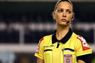 5 Wanita Cantik yang Menjadi Wasit Sepak Bola