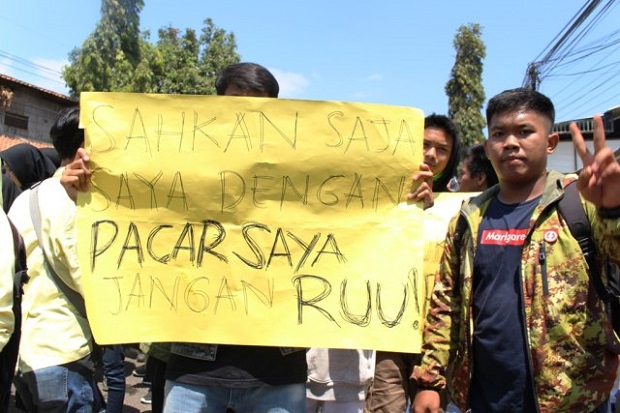 7 Gambar Spanduk Demo yang Bikin Kalian Gagal Paham