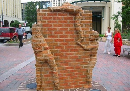 Seni Patung Kreatif Tersusun dari Batu Bata
