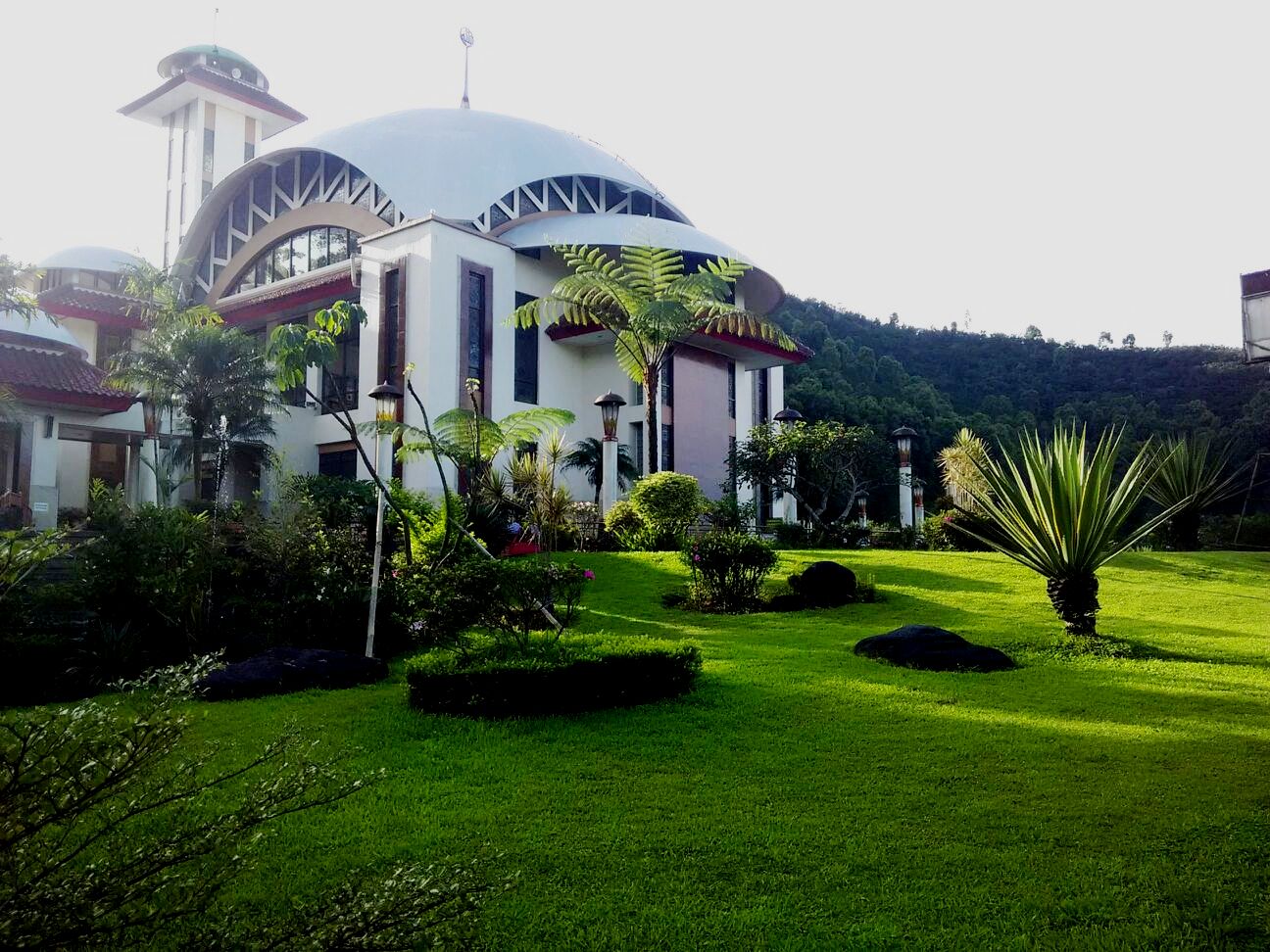 Masjid ATTaawun Puncak Bogor, Indah dalam Keasrian alam