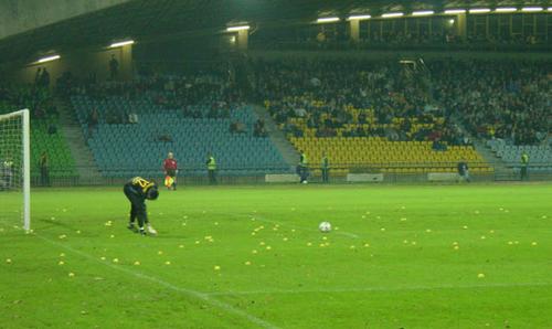 Benda Brutal yang Pernah Dilempar ke Dalam Lapangan Sepakbola