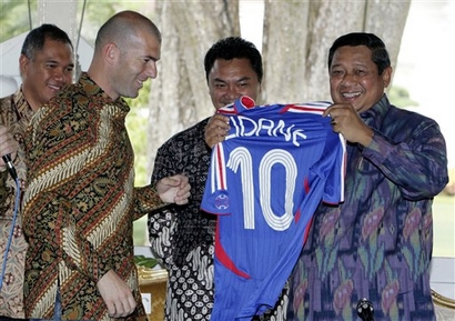 Lebih Dekat Dengan Zinedine Zidane (Madridista Wajib Tahu)