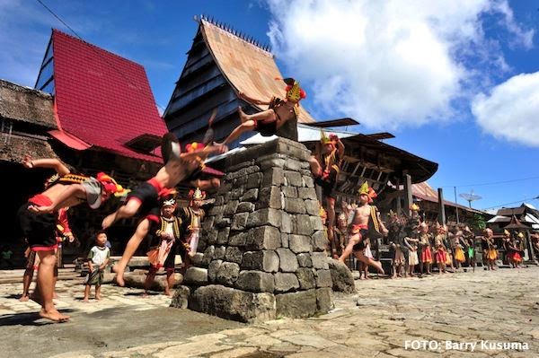 Misteri Dibalik Lompat Batu Nias Yang Fenomenal (Yang Mau ke Nias, Baca Dulu)