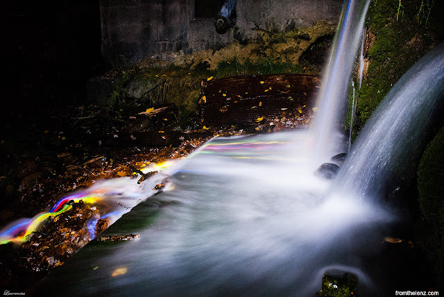 Foto air terjun yang menyala