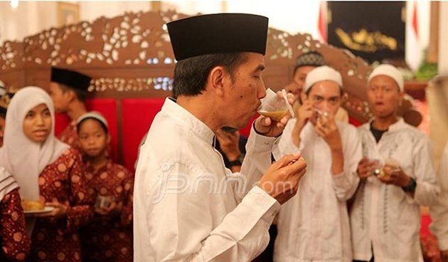 &#91;Ckck&#93; Buka Bersama Anak Yatim, Jokowi Ajarkan Minum Berdiri Pakai Tangan Kiri