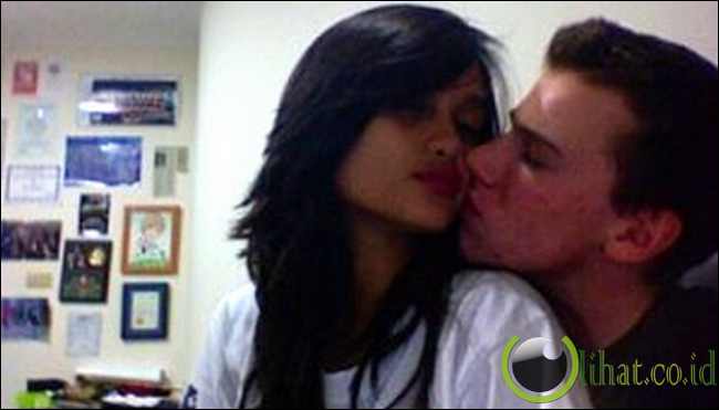 Diantara Para Artis Ini, Siapa Yang Ciumannya Paling Hot ! [+foto]