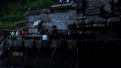 Mitos Air Awet Muda - Petirtaan Candi Jolotundo (banyak cewek cewek mandi disini)