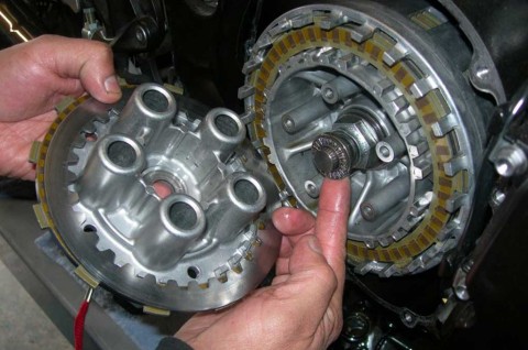 Bisakah Memakai Oli Mobil Untuk Motor ? Adakah Efek Sampingnya ?