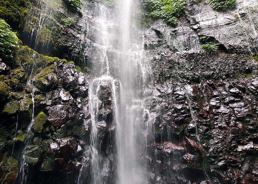 Tebing Indah Yang Mengelilingi Wisata Curug Lawe Semarang !