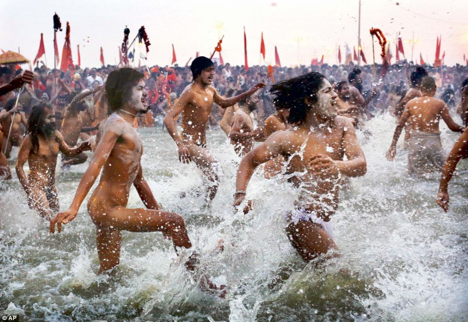 festival-terbesar-di-dunia-dimana-10-orang-mandi-telnjng