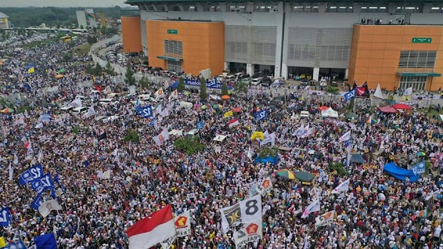 Dilarang Didalam Stadion Pakansari, Kampanye Prabowo Dipenuhi Lautan Massa