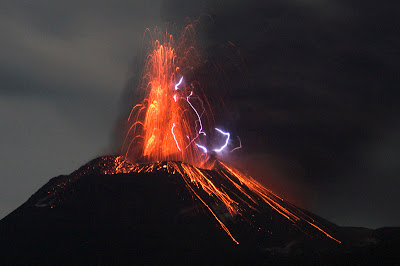 Volcanic Lightning, fenomena petir di atas letusan gunung berapi :cool