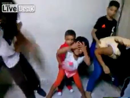 Orang Tua Sarap Menyuruh Anak2nya Melakukan Twerking Miley Cyrus Dan Diunggah Ke Inet