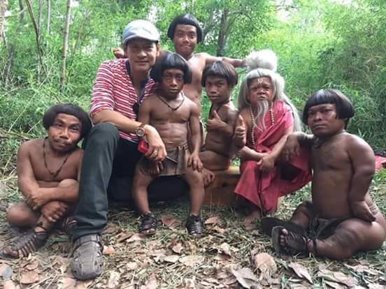 Bikin Merinding! Makhluk Misterius Terekam Kamera Muncul dari Tengah Hutan