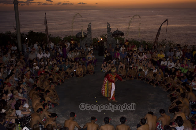 Tari Kecak dan Api Uluwatu, Kolaborasi Spektakuler Alam dan Budaya