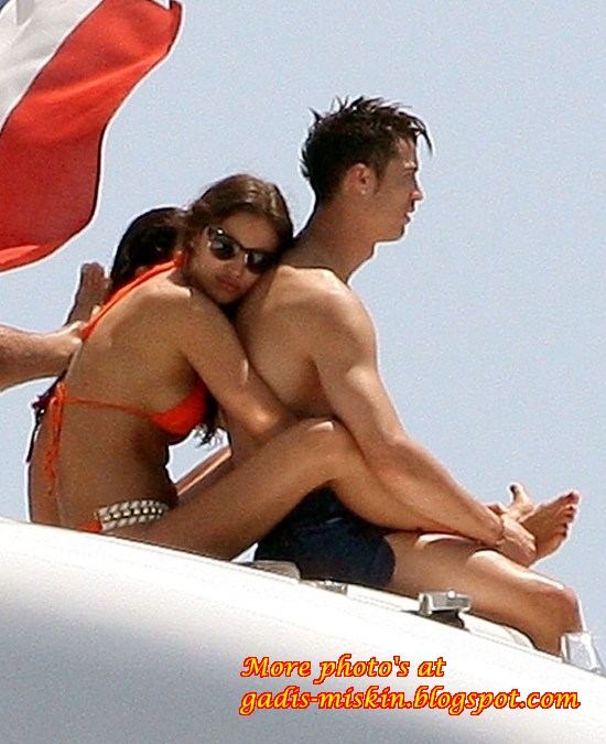 Christian Ronaldo dan Irina Shayk liburan di pantai