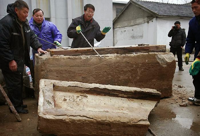 Pekerja di China Temukan Box Misterius Di Bawah Tanah, Apa yang Mereka Temukan...