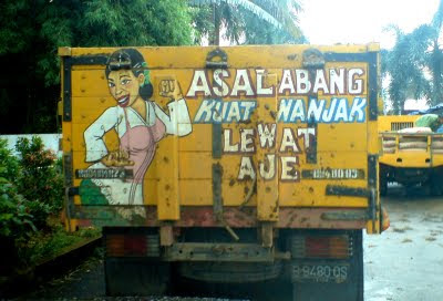 Gambar dan tulisan lucu dibelakang truk