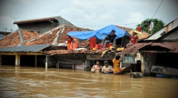 hal-yang-bisa-ente-lakuin-saat-berada-diatas-genteng-rumah