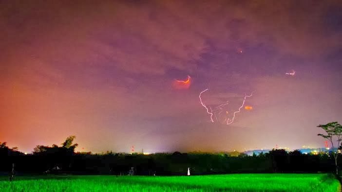 Sambaran Petir ketika Erupsi Gunung Berapi