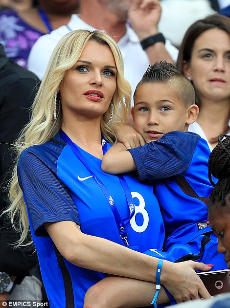Pantes Semangat Banget, WAGs Pemain Prancis Kayak Gini Gan !