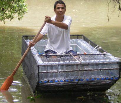 (+Pict) Jangan Dibuang Gan!!! Barang Bekas ini Bisa Dibuat Perahu Saat Banjir 