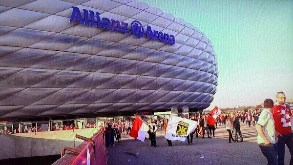 Bendera PKS berkibar di Allianz Arena markas Bayern Munchen