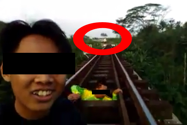 Video Dua Remaja Ngumpet di Bawah Rel Saat Kereta Api Melaju Ini Viral Banget