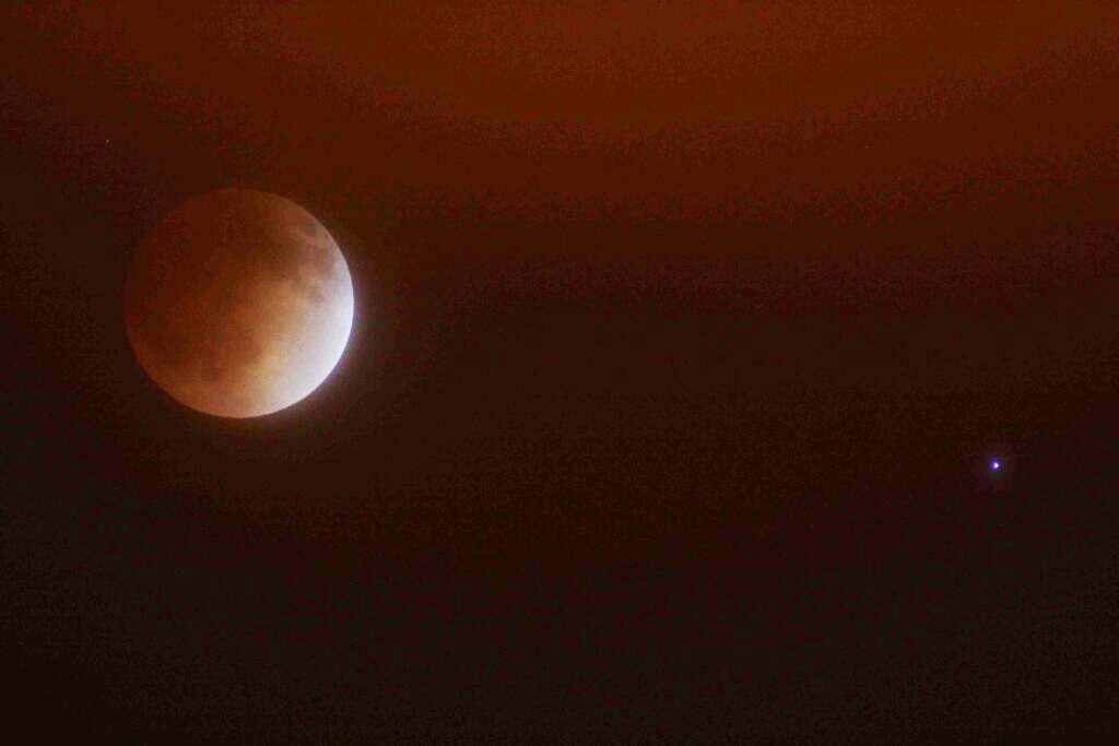 Foto-Foto Gerhana Bulan Darah dari Berbagai Negara