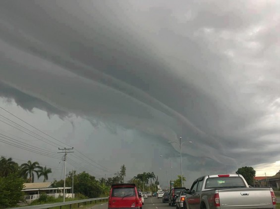 Awan Berbentuk Ular Naga Menggantung di Langit Ciawi 