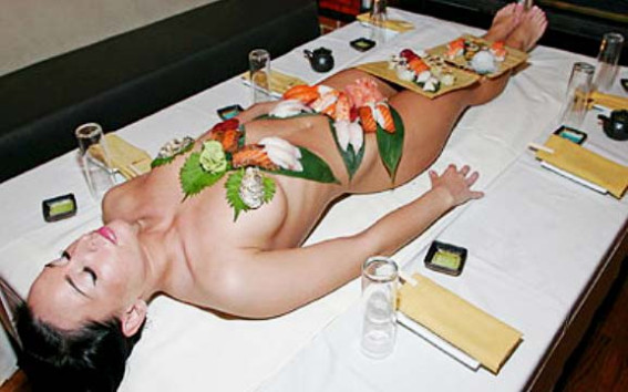 Tradisi Makan Sushi di Atas Tubuh Wanita Telanjang (Pict)