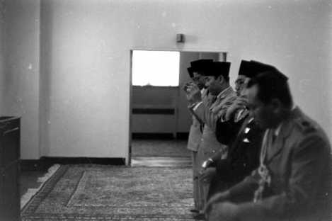 Foto Saat Presiden Soekarno Sholat Di Amerika