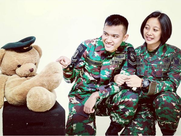 Mesranya 10 foto prewedding ala TNI-Polri, ngalahin pasangan DOTS deh!