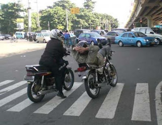 [Joke] Kelakuan Gila pengendara motor ini bikin nyeleneh / ngeselin gan!!