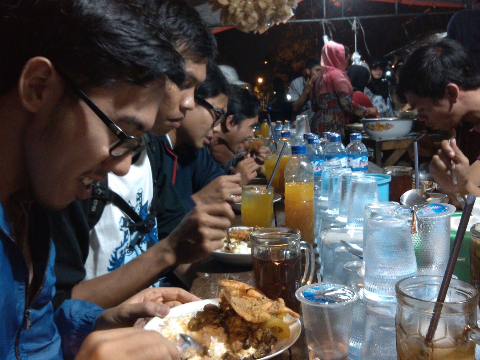 Nih, 5 Tanda Kalau Warung Makan Pake Penglaris. Pernah Nemuin Gak?