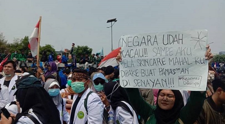 7 Gambar Spanduk Demo yang Bikin Kalian Gagal Paham