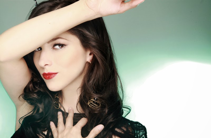 Penyanyi Cantik Berbaju Hijau di Theme Song World Cup 2014 The World is our