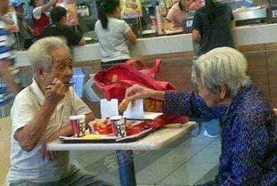 so sweet, kisah 2 orang tua sedang makan di KFC 