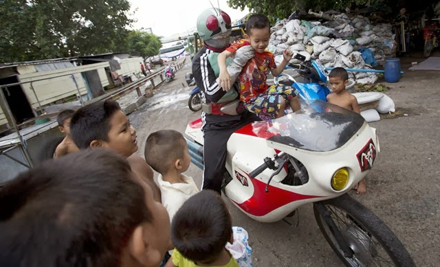 seorang kamen rider menolong anak-anak dithailand&#91;+IMG&#93;