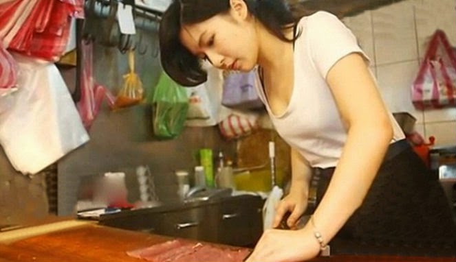 Gadis Cantik Penjual Daging Heboh di Taiwan