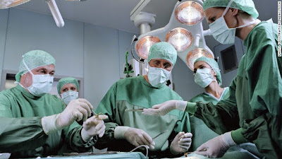 mengapa-baju-dokter-bedah-warnanya-hijau