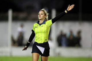 5 Wanita Cantik yang Menjadi Wasit Sepak Bola