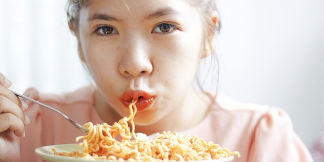 Hobi Makan Mie Instan? Ini Bahaya Dan Tips Untuk Mengurangi Risikonya!