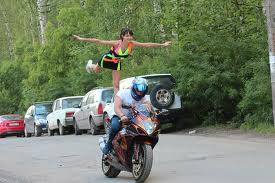 Gaya duduk boncengan di Motor (Agan yang mana ?)