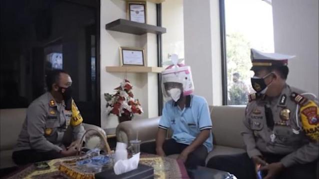 Pakai Helm dari Rice Cooker, Bapak Ini Dipanggil ke Kantor Polisi