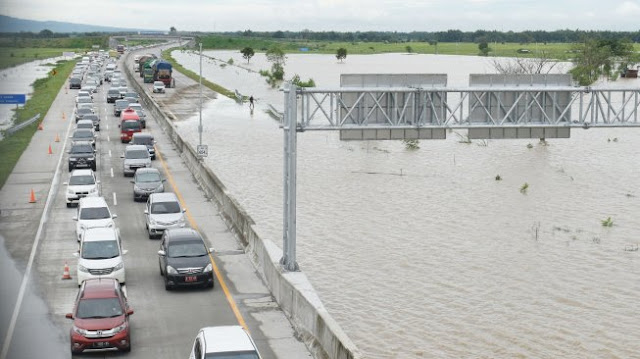 12-jalur-tol-di-jakarta-terendam-banjir-tol-jorr-paling-parah